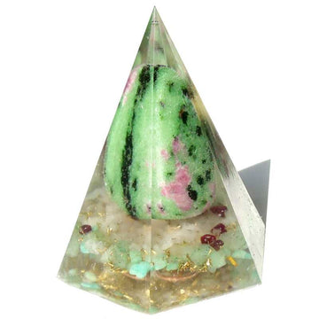 ゾイサイトの高いピラミッドオブジェ《ボヘミアンオルゴナイト》4×5.5cm